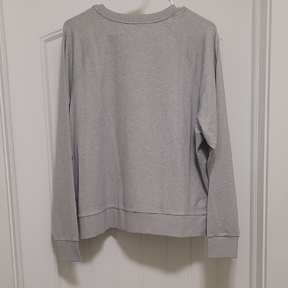 Vuori Women's Crew LS in Pale Gray Heather - Picture 4 of 4